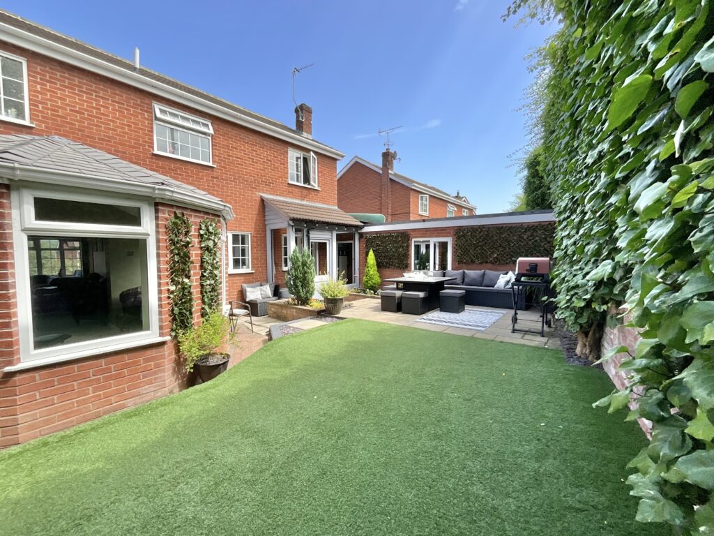 Glen Drive, Alton, ST10