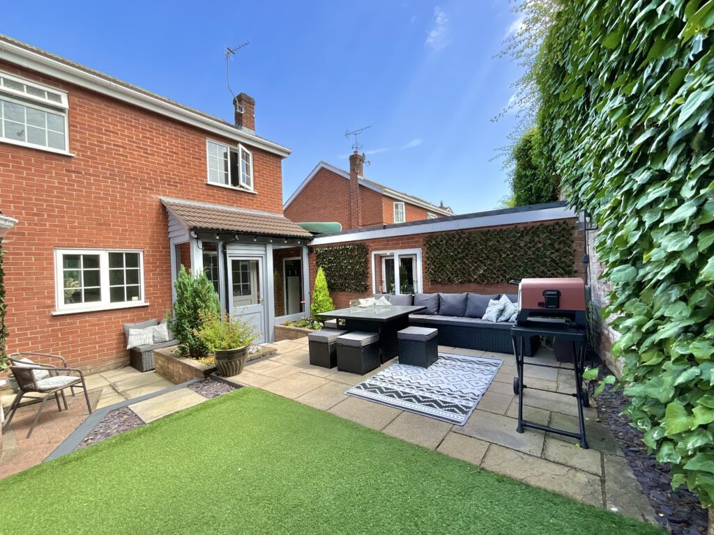 Glen Drive, Alton, ST10
