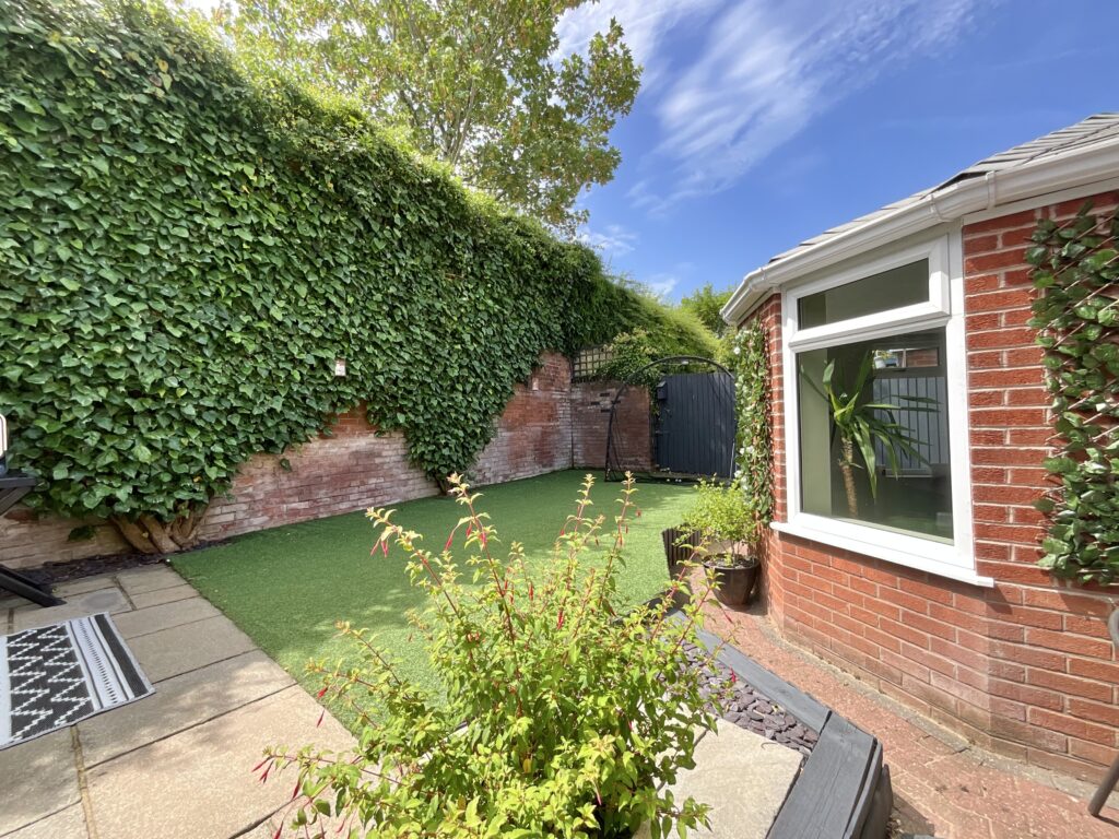 Glen Drive, Alton, ST10