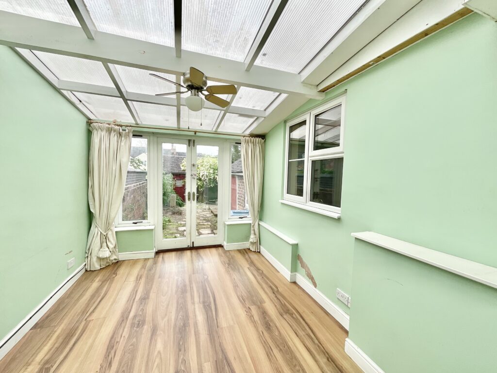 The Avenue, Stone, ST15