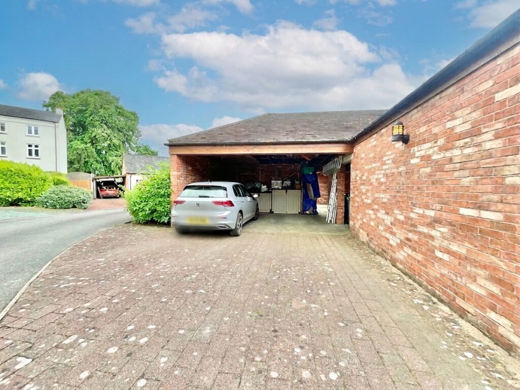 Lakesedge, Stone, ST15