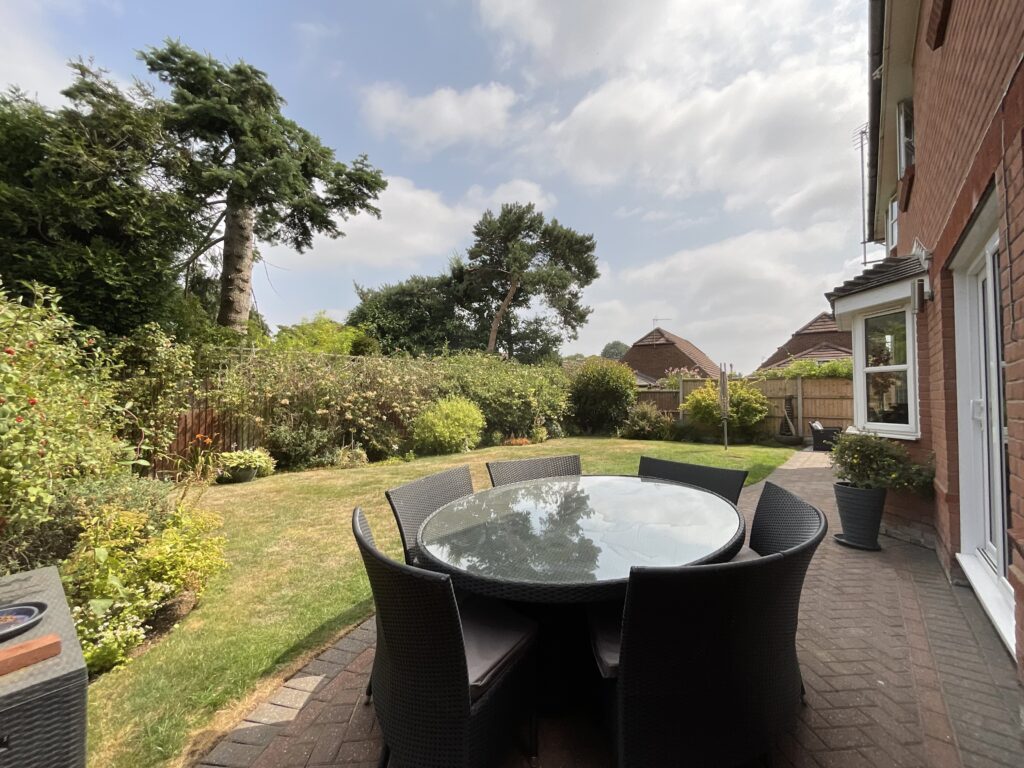 Meadowbank Avenue, Weston, ST18