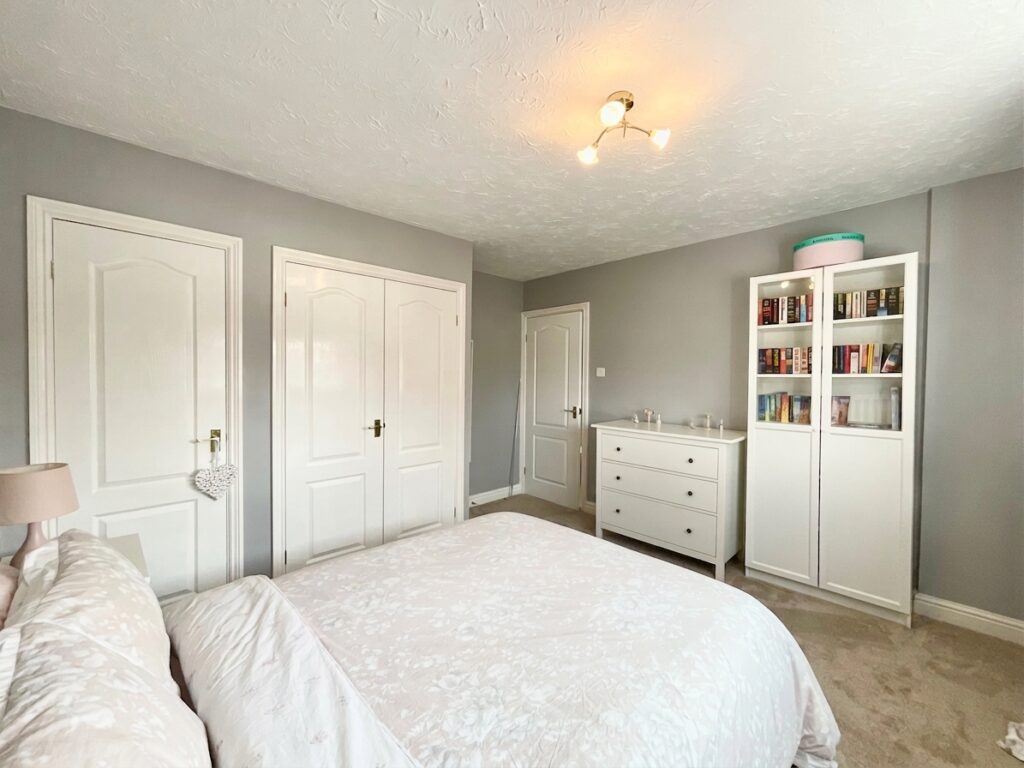 Meadowbank Avenue, Weston, ST18