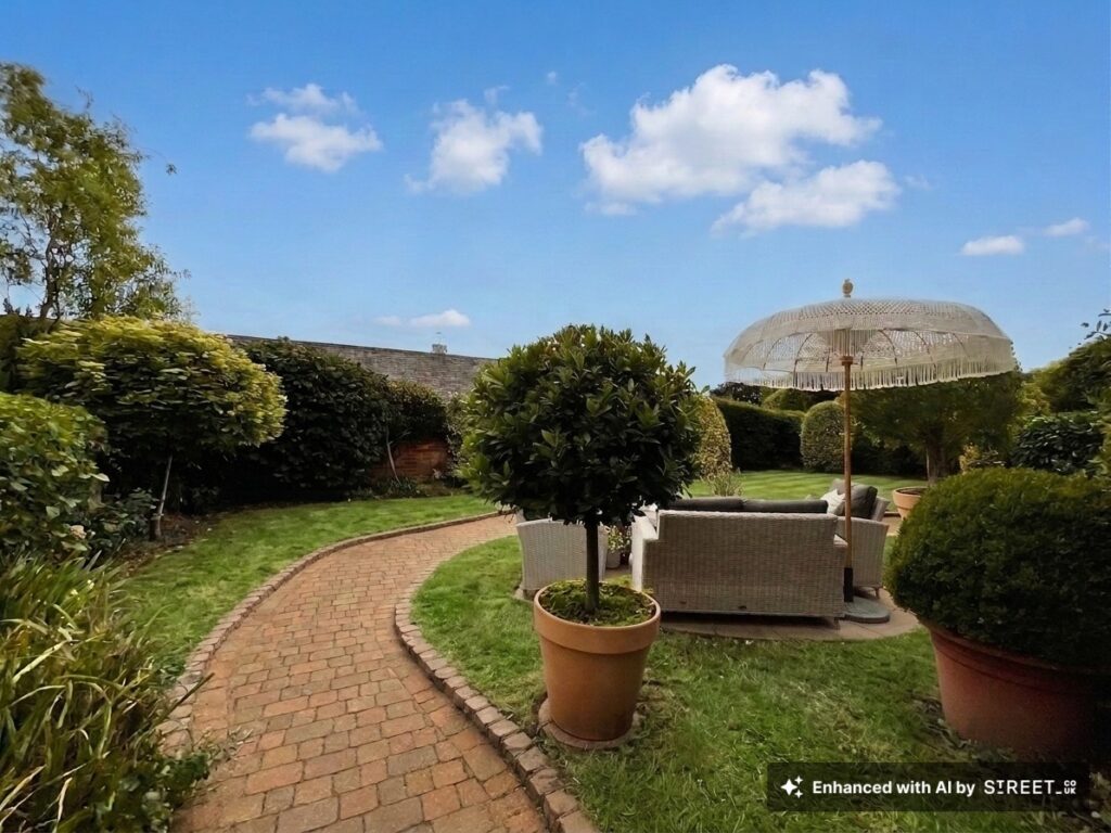 Tixall Court, Tixall, ST18
