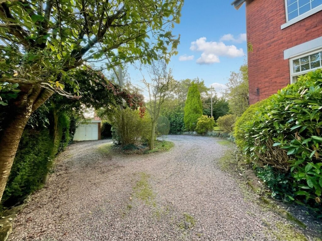 Breach Lane, Tean, ST10
