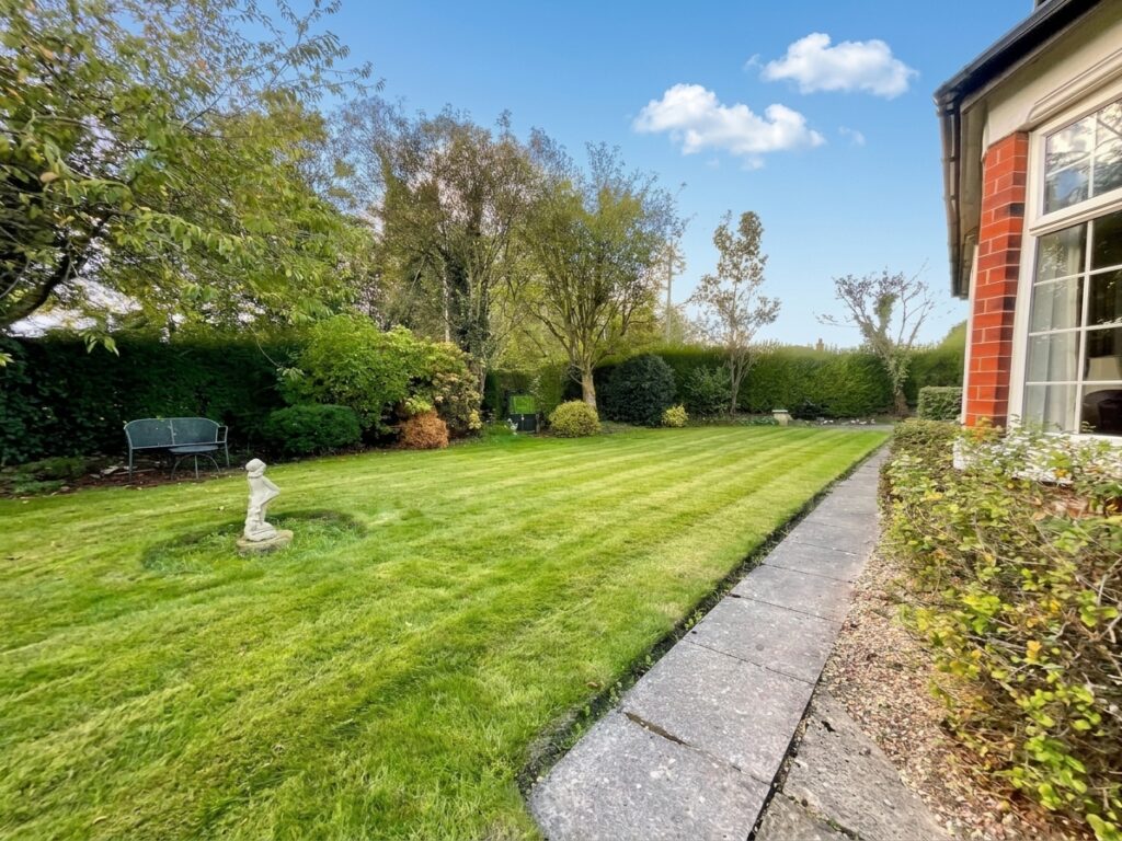 Breach Lane, Tean, ST10