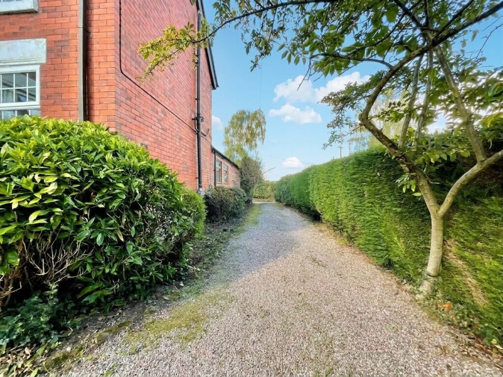 Breach Lane, Tean, ST10