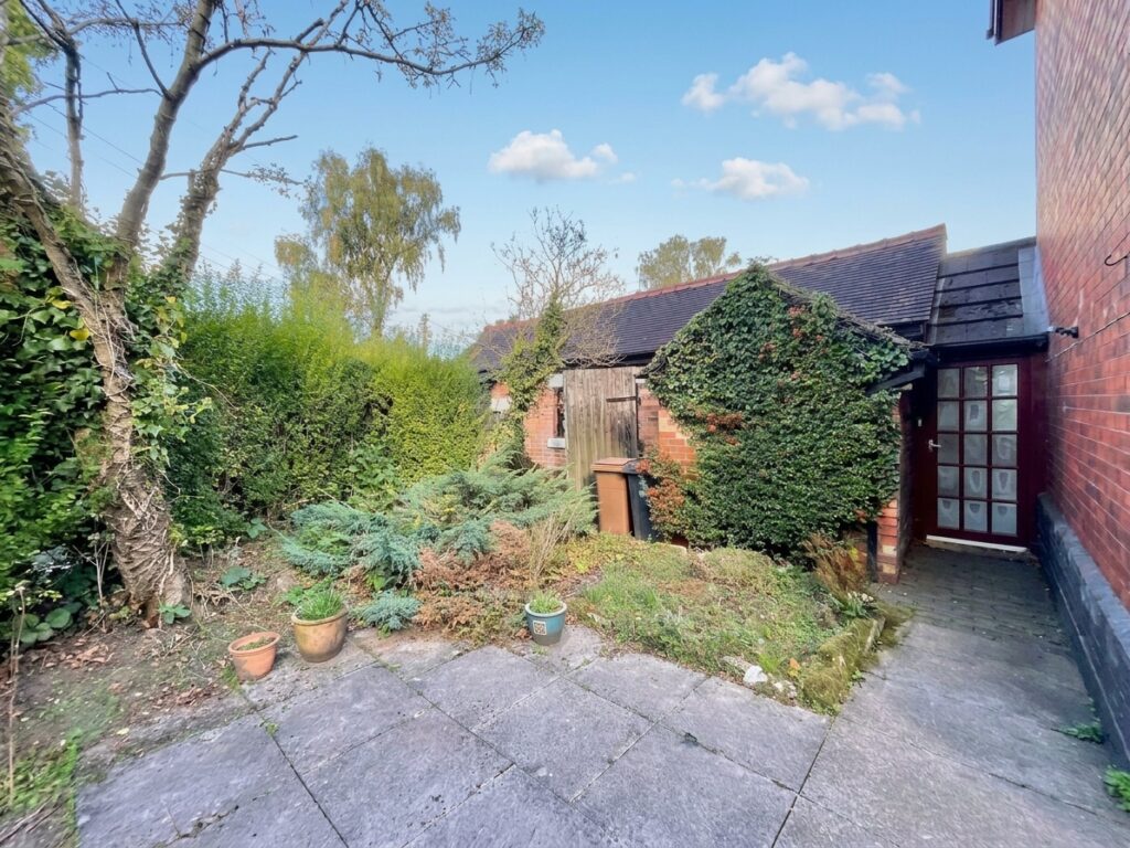 Breach Lane, Tean, ST10