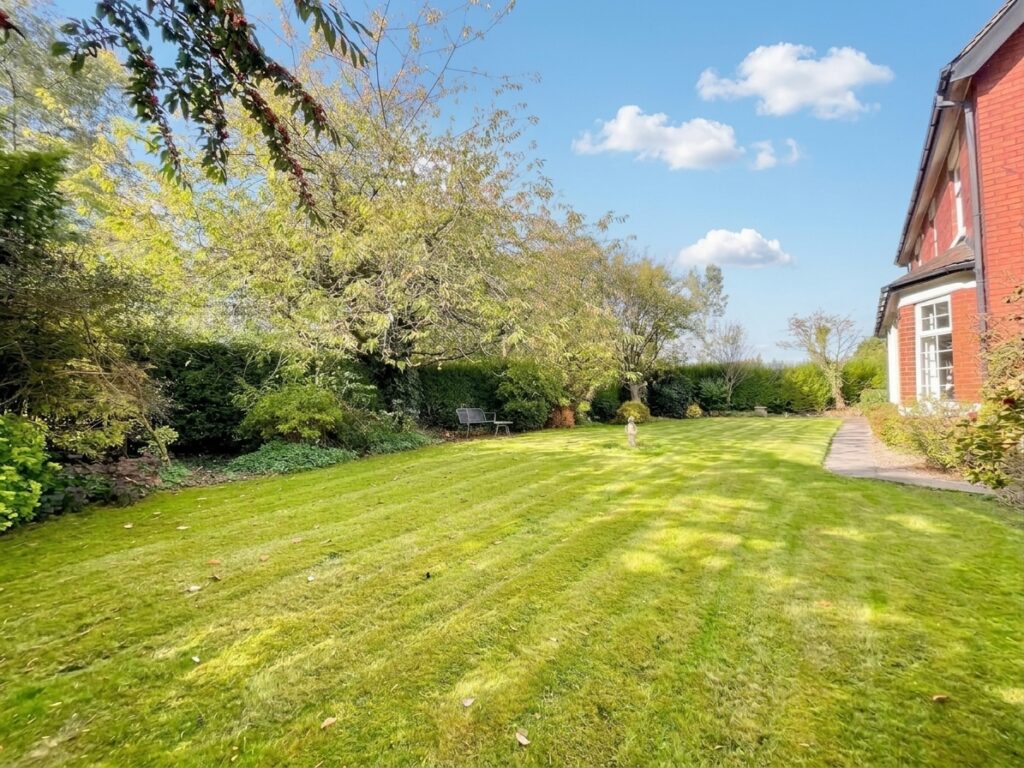 Breach Lane, Tean, ST10
